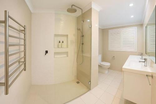 Koupelna v ubytování Sunny Lawn Retreat Central Spacious Backyard