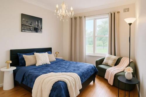 Postel nebo postele na pokoji v ubytování Sunny Lawn Retreat Central Spacious Backyard