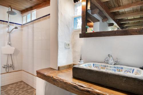 a bathroom with a sink and a shower at Finca el pilar in La Guancha