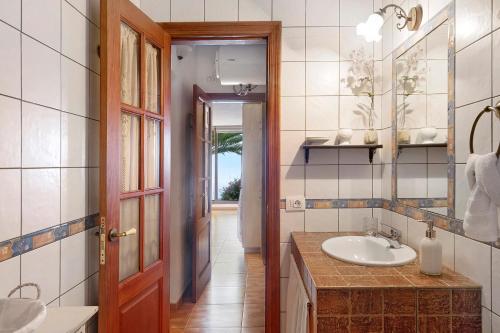 une salle de bain avec un lavabo et un miroir dans l'établissement Casa Titi, à Las Indias
