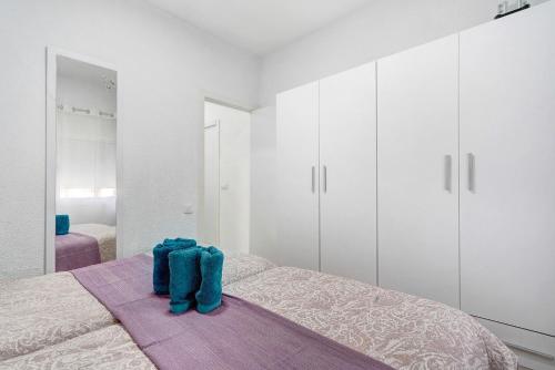 San FernandoにあるUn descanso 2のベッドルーム1室(白いキャビネット、青い靴を使用したベッド1台付)