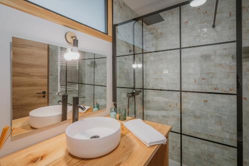une salle de bains avec un lavabo blanc et un miroir dans l'établissement Casa Rural Torrecaballeros-Segovia, à Torrecaballeros
