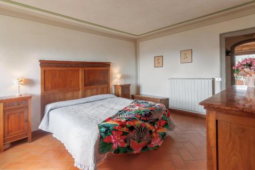 een slaapkamer met een bed met een houten hoofdeinde bij Universal Harmony - Pettirosso in Dicomano