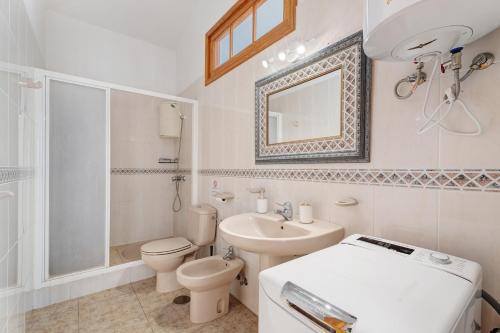 AbadesにあるHouse Of Abadesのバスルーム(洗面台、トイレ、鏡付)