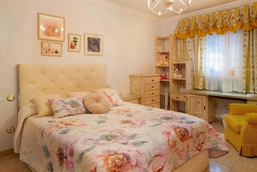 ein Schlafzimmer mit einem Bett, einem Schreibtisch und einem Stuhl in der Unterkunft Holiday Home Hemi in Islas Canarias