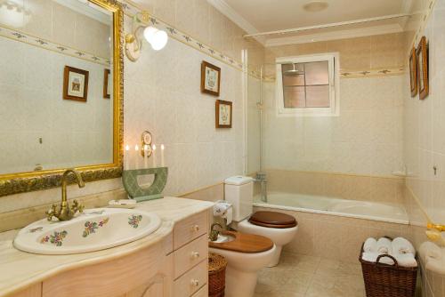 ein Badezimmer mit Waschbecken, Toilette und Badewanne in der Unterkunft Holiday Home Hemi in Islas Canarias
