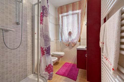 a bathroom with a toilet and a glass shower at Camera Meridiana in Roncone