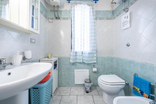 カラゼッタにあるVilletta Gelsominoの洗面台とトイレ付きのバスルーム