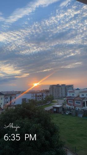 widok zachodu słońca z tęczą na niebie w obiekcie Sunset Yard w mieście Abudża