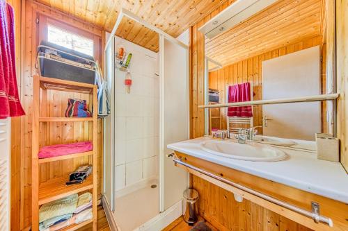 ein Badezimmer mit Waschbecken und Dusche in der Unterkunft Bungalow Californie 48 in Vendays-Montalivet