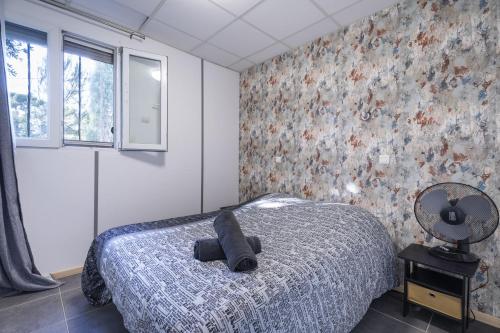 a bedroom with a bed and a window at Appartement avec terrasse in La Garde