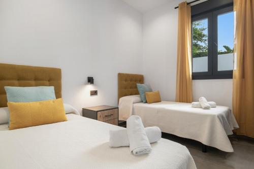 una camera da letto con due letti e una finestra di Casa Jazmin a Campano