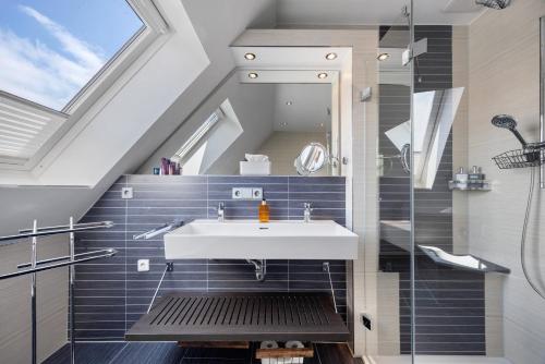 a bathroom with a sink and a skylight at To Hus an´t Water in Wunstorf