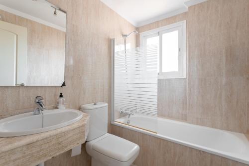 ein Badezimmer mit Toilette, Waschbecken und Badewanne in der Unterkunft Apartamento Ibn Sadi8 in Nerja