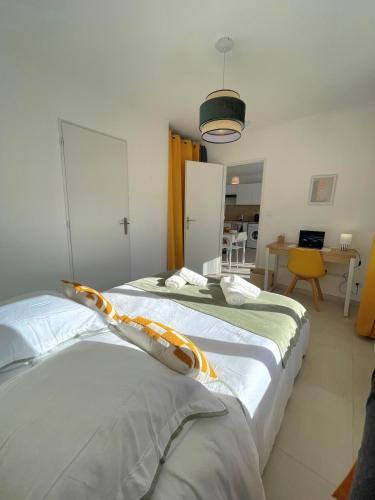 Postel nebo postele na pokoji v ubytování Le petit cocoon de Brive - 3 people - 800m du centre-ville