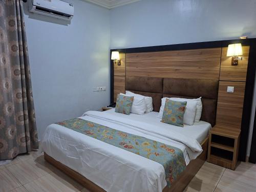 Postel nebo postele na pokoji v ubytování Davala Suites