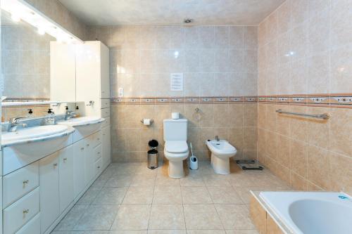 ein Badezimmer mit Toilette, Waschbecken und Badewanne in der Unterkunft Villa Janina in Fuengirola