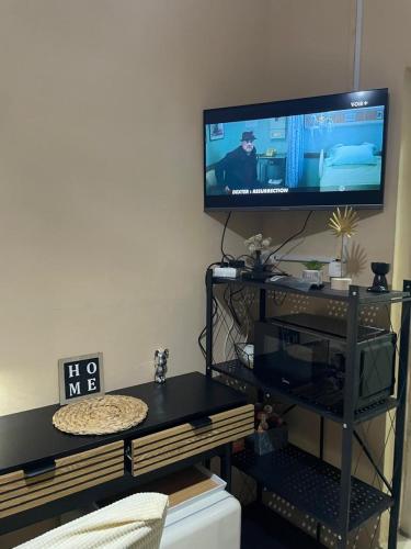 Μια τηλεόραση ή/και κέντρο ψυχαγωγίας στο Garden Room