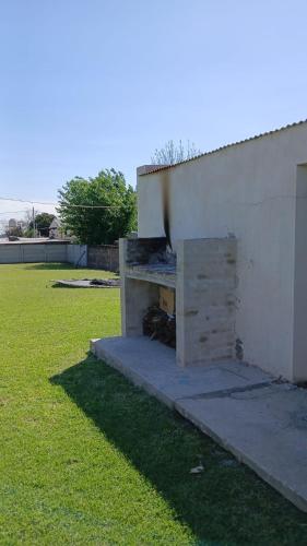 een bank aan de zijkant van een gebouw bij La Rosadita in Paraná