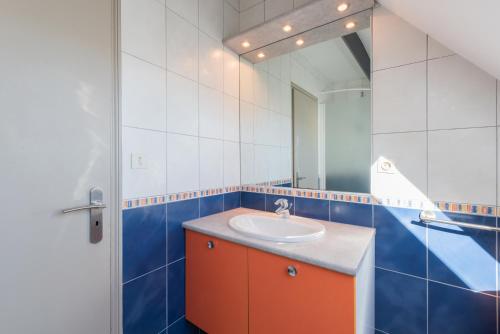 a bathroom with a sink and a mirror at Gite d'Ayzi in Ouzous