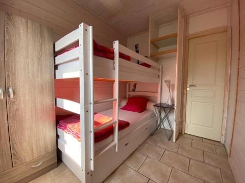une chambre avec deux lits superposés dans une pièce dans l'établissement Gîte Romarin 2 - Village De Gîtes, à Rosières