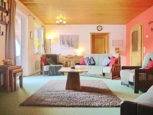 a living room with a couch and a table at Geräumiges Apartment mit Panoramabergblick in Sankt Michael im Lungau