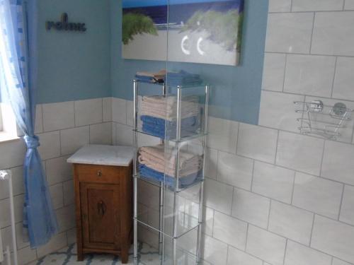 - Baño con toallero eléctrico y toallas en Ferienwohnung Ullrich im Spessart, en Bad Soden-Salmunster