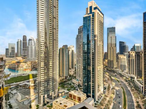 Vogue Vacation Homes, Downtown Burj Crown near Burj Khalifa and Dubai Mall, Three Bedroom plus Kids Room Apartment with Large Balcony and Skyline view, Access to all Amenities
