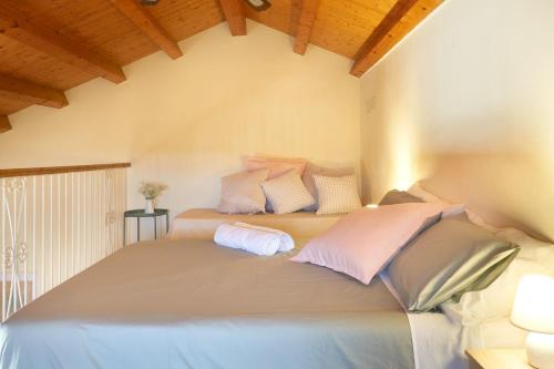 マルツァメミにあるCasa degli Uliviの大きなベッドと枕のある寝室