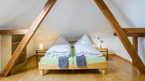 フォグツブルクにあるFerienwohnung Ipserの屋根裏部屋 木製の梁のあるベッド2台