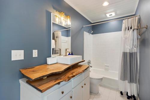Un baño con encimera de madera y lavabo. en SI3729: 3729 Seabrook Island Road, en Seabrook Island