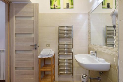 Ένα μπάνιο στο The Main Street Apartment