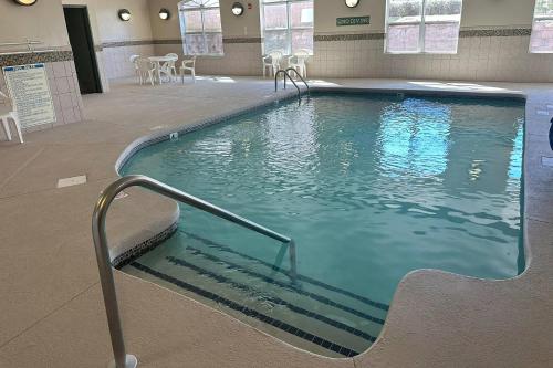 une grande piscine dans un immeuble dans l'établissement Country Inn & Suites by Radisson, Concord (Kannapolis), NC, à Concord