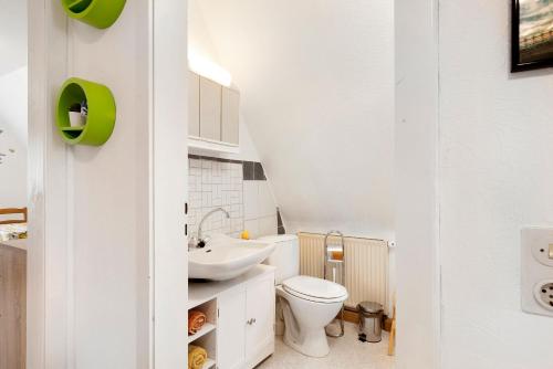 HofstettenにあるFerienwohnung Nickelの白いトイレと洗面台のあるバスルーム