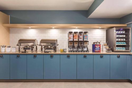 Kuchyň nebo kuchyňský kout v ubytování Country Inn & Suites by Radisson, Erie, PA