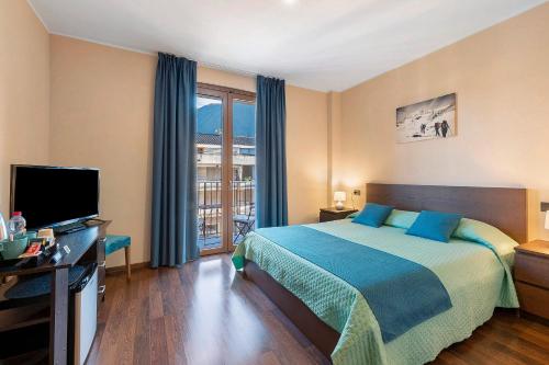 ポルレッツァにあるForesteria - bb Sul Lagoのベッドとテレビがあるホテルの部屋