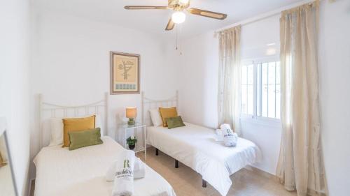 Postel nebo postele na pokoji v ubytování Casa Raul de Frigiliana by Ruralidays