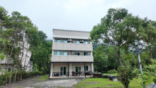a building with a table in front of it at 樹海翠湖 in T'ung-ko