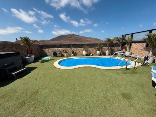 Bazén v ubytování Corralejo Branded Residensed nebo v jeho okolí