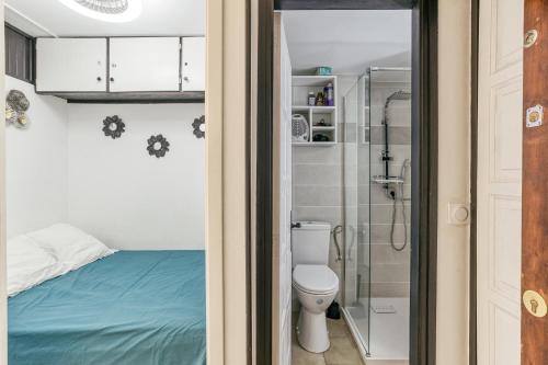 une petite salle de bain avec toilettes et douche dans l'établissement Bord de mer Empuriabrava, à Empuriabrava