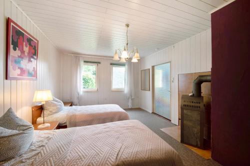 GroÃŸ NiendorfにあるHaus Vierjahreszeitenのベッド2台とリビングルームのある寝室