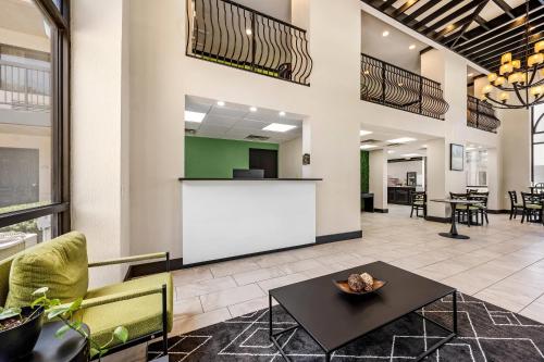 an office lobby with a table and chairs at The Bradford Hotel, an Ascend Collection Hotel in Springfield