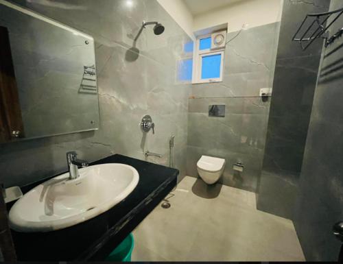 加雅DIVINE HOTEL AND RESORTS的带水槽和马桶的浴室