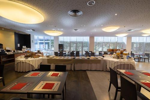 uma sala de jantar com duas mesas com pessoas nela em Hotel Ciudad de Ponferrada, Ascend Hotel Collection em Ponferrada