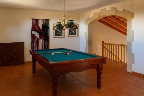 una mesa de billar en medio de una habitación en Masia Can Cenç, en Collsuspina