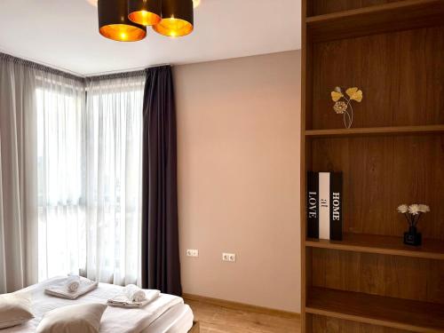 Φωτογραφία από το άλμπουμ του Urban Glow Next to Hospital by Cosher σε Bŭnzareto