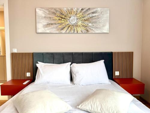 Φωτογραφία από το άλμπουμ του Urban Glow Next to Hospital by Cosher σε Bŭnzareto