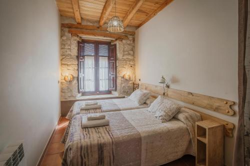 FrumalesにあるHoyal de Pinaresの部屋にベッドが2つある寝室