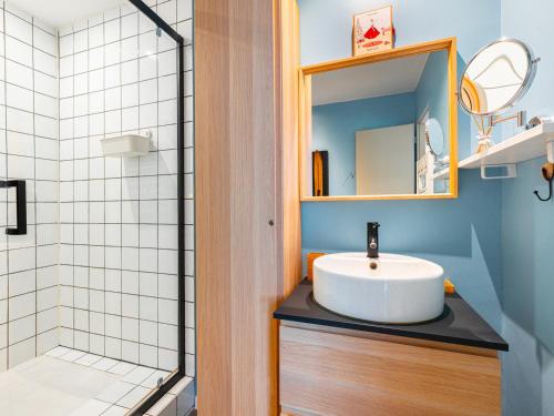 une salle de bain avec lavabo et douche dans l'établissement Appartement central avec terrasse au Monêtier-les-Bains - FR-1-808-13, au Monêtier-les-Bains