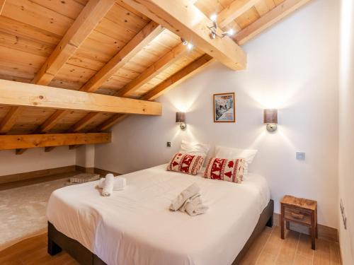 Schlafzimmer mit einem großen weißen Bett und Holzdecken in der Unterkunft Duplex 4* rénové, animaux admis, proche centre Morzine - FR-1-754-19 in Morzine